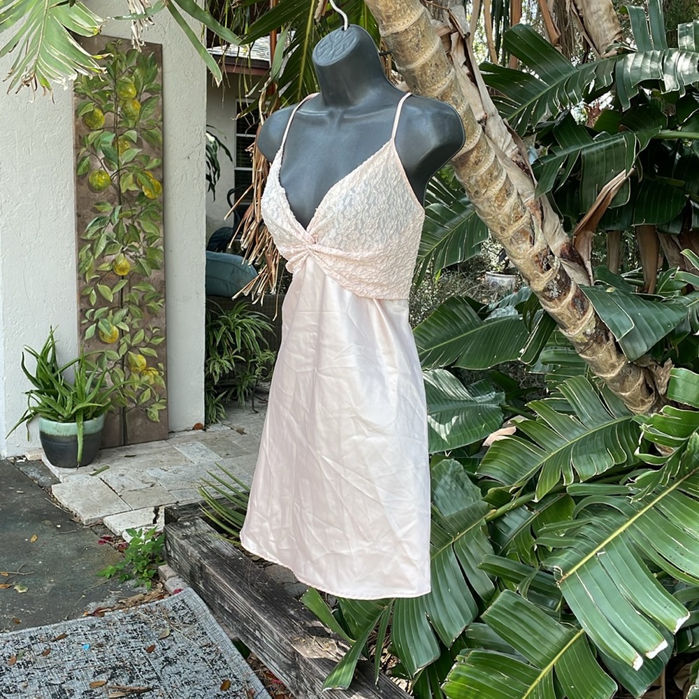 Val Mode, Satin Nightgown